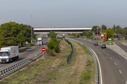 Imagen de la autopista AP-2 a su paso por Lleida. 