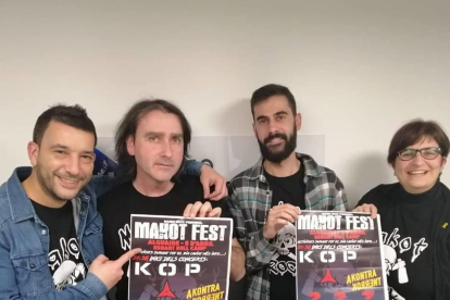 Organizadores y colaboradores del Makot Fest mostrando el cartel promocional.