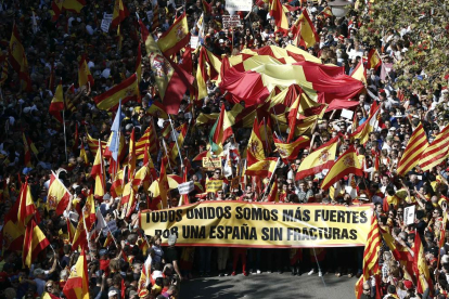 La manifestació constitucionalista d’ahir al passeig de Gràcia de Barcelona, que va congregar diversos milers de persones.