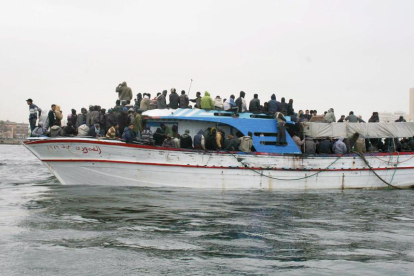 Foto de archivo de un barco con inmigrantes cerca de Libia.
