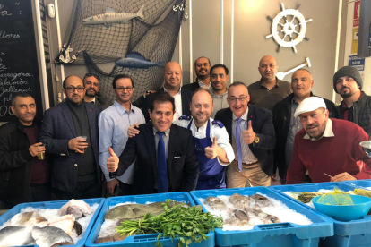 Foto de familia de los chefs de Caravista y la comitiva de los Emiratos Árabes que ayer visitó Lleida. 