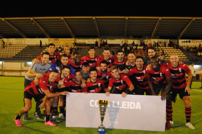 El EFAC celebra la consecución de la Copa Lleida tras su victoria ante el Borges, ayer en el Municipal de Mollerussa.