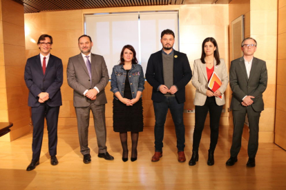 Els representants de PSOE i ERC a la reunió al Congrés amb Salvador Illa, José Luis Ábalos, Adriana Lastra, Gabriel Rufián i Josep Maria Jové abans de la trobada.