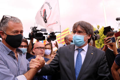 Puigdemont, arropado ayer por independentistas catalanes y sardos, al abandonar el Tribunal de Apelación de Sássari.