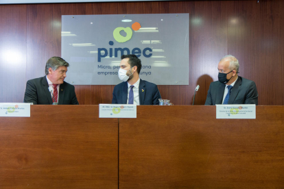 Antoni Cañete conversa con el conseller Roger Torrent y Enric Garcés, ayer durante la presentación.
