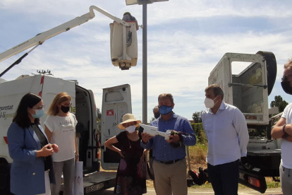 Freixanet, Castro, Melé i Amor observen una càmera davant de la que van instal·lar ahir a Tres Pontets.