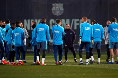 Valverde dirigeix la sessió d’entrenament, ahir a la Ciutat Esportiva Joan Gamper.