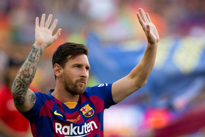 Messi, en una imatge d’arxiu saludant els aficionats.
