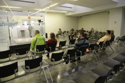 Imatge de la sala d’espera de l’oficina de l’atur a Lleida.