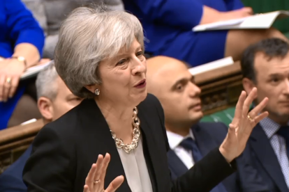 La primera ministra britànica, Theresa May, ahir, durant la intervenció al Parlament britànic.