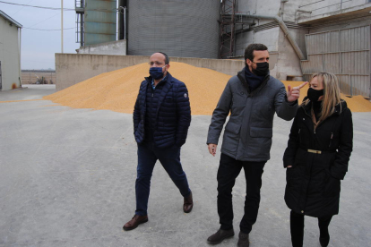 Fernández y Casado con la candidata por Lleida, Marisa Xandri, en su visita a Aleca en Gimenells. 