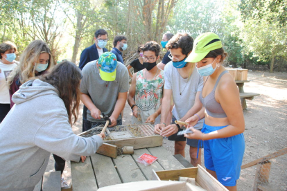 Els participants en el camp de treball de Balaguer van rebre ahir la visita de la coordinadora territorial de Joventut, Maricel Segú.