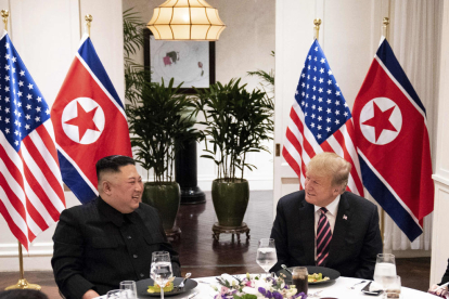 El líder nord-coreà, Kim Jong-un, i el president dels EUA, Donald Trump, durant la cimera d’ahir.