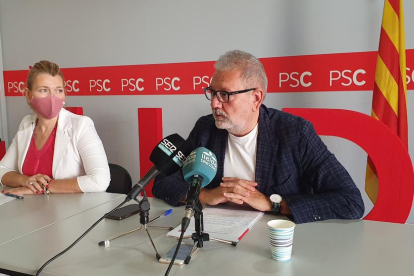 La edil Begoña Iglesias y el jefe de la oposición en la Paeria, Fèlix Larrosa, ayer en la sede del PSC.