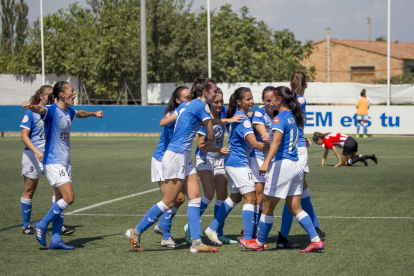 La jugadoras celebran el gol del triunfo, en el tramo final.