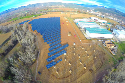 Paneles solares en Talarn, uno de los municipios que suspende licencias.
