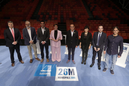 Fèlix Larrosa, Toni Postius, Ángeles Ribes, Miquel Pueyo, Rosa Peñafiel, Xavi Palau i Sergi Talamonte posen al costat del moderador del debat, Santi Roig.