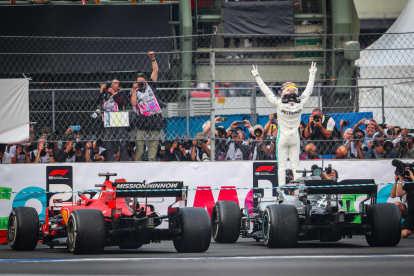 Lewis Hamilton celebra su triunfo en el Gran Premio de México.