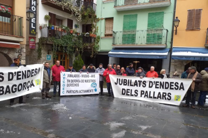Més de cent jubilats d’Endesa protesten al Pont de Suert