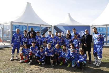 Àlex Márquez, campió de Moto2, va visitar ahir els alumnes del campus Allianz al circuit de Rufea amb l’alcalde Miquel Pueyo.