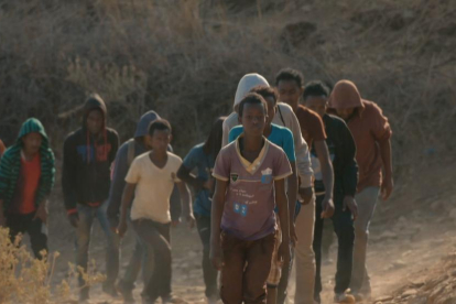 Un grupo de jóvenes ciudadanos eritreos, en su éxodo.