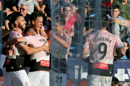 Los jugadores del Espanyol celebran el gol de Bernardo.