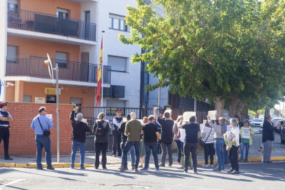 La protesta de Tàrrega, davant de la caserna de la Guàrdia Civil.