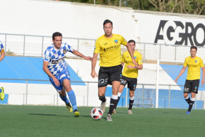 Joan Oriol, en la imagen disputando un balón con un jugador del Tamarit, acabó lesionado.