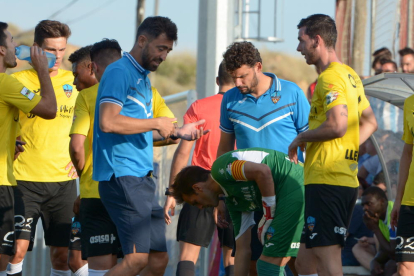 Joan Oriol, en la imagen disputando un balón con un jugador del Tamarit, acabó lesionado.