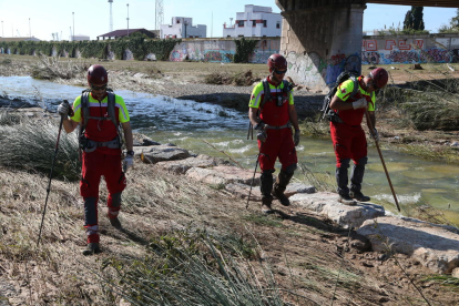 Voluntaris de Creu Roja ahir el cinquè dia de recerca al riu Francolí a Tarragona.