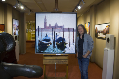 El pintor Jon Landa, amb un dels seus quadres dels canals de Venècia.