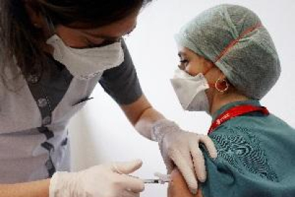 España administrará la vacuna de AstraZeneca a personas de 18 a 55 años
