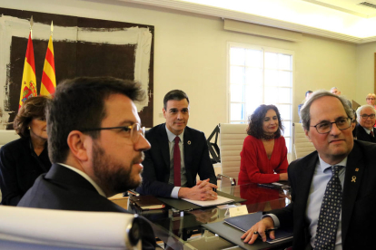 Aragonès y Sánchez, en la mesa de diálogo celebrada a finales de febrero del año pasado.