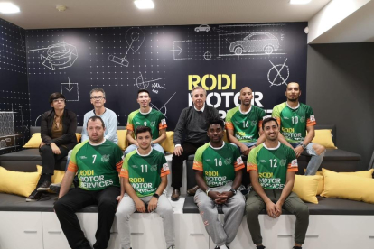 Esteve, Ortega, Oca y jugadores del Balàfia Vòlei ayer en las instalaciones de Rodi.