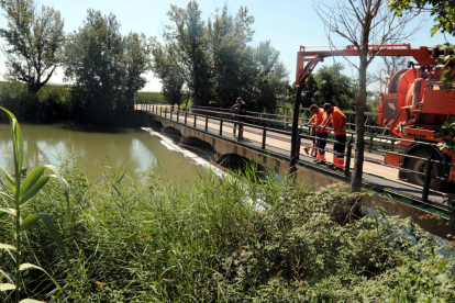Els treballs per retirar el material del vessament d'hidrocarbur al canal de Seròs s'allargaran entre dos i tres dies