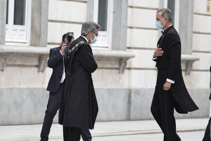 El actual presidente del Tribunal Supremo y del Consejo General del Poder Judicial (CGPD), Carlos Lesmes (i) saluda al Rey Felipe VI a su llegada al Tribunal Supremo, donde hoy se celebra la apertura del Año Judicial 2020-2021.
