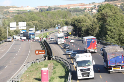 Colas de vehículos ayer por las obras de la A-2 entre las salidas de Torrefarrera y Corbins.