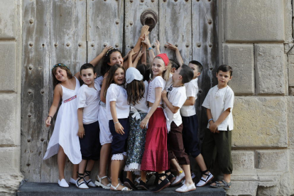 Els més petits van complir la tradició i van trucar tots junts a les portes de Cal Bufalà.