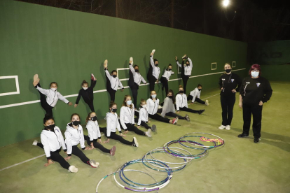 Un grup de gimnastes del Club Patricia, dijous passat al frontó del CT Urgell, amb les seues entrenadores, Tània Català i Magda Lega.