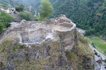 Vista aérea actual de los restos al descubierto del castillo medieval de Tavascan, en el Pallars Sobirà.