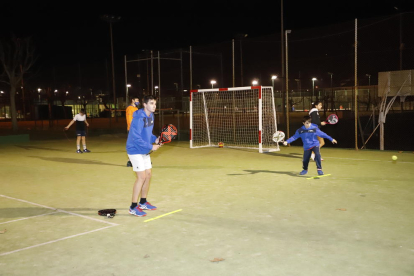 Un grup de gimnastes del Club Patricia, dijous passat al frontó del CT Urgell, amb les seues entrenadores, Tània Català i Magda Lega.