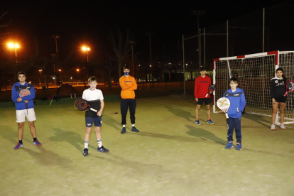 Un grupo de gimnastas del Club Patricia, el pasado jueves en el frontón del CT Urgell, junto a sus entrenadoras Tània Català y Magda Lega.