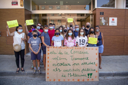 Familias afectadas por la falta de transporte escolar en el Pla d'Urgell, concentradas ante los Servicios Territoriales de Educación en Lleida.