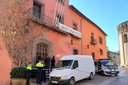 Agentes y furgonetas de la Guardia Civil, en la entrada del ayuntamiento de la Seu d'Urgell.