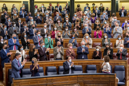 La ministra d’Hisenda, María Jesús Montero, aplaudida pels diputats del PSOE i Podem ahir.