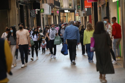 Imatge d’ahir de l’Eix Comercial de Lleida ple de compradors.