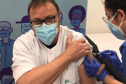 Una professional sanitària d’Aran rebent la injecció.