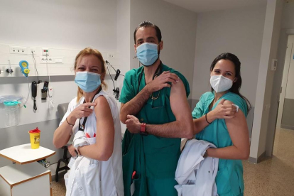 Una professional sanitària d’Aran rebent la injecció.