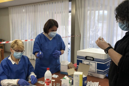 Una professional sanitària d’Aran rebent la injecció.