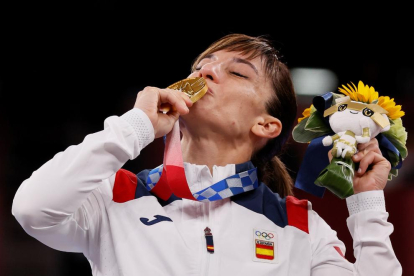 Sandra Sánchez besa su medalla de oro en kárate.
